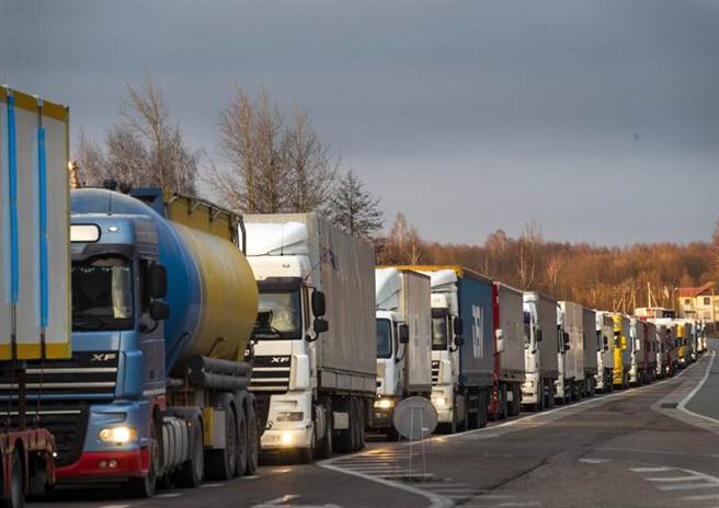 近日在欧洲疫情造成的恐慌与混乱特别严重，汽车和卡车塞爆了欧洲各国的边境公路，图中是立陶宛到波兰的公路，车阵堵塞达60公里他们许多是要在边界关闭前赶回国内。（图／美联社）