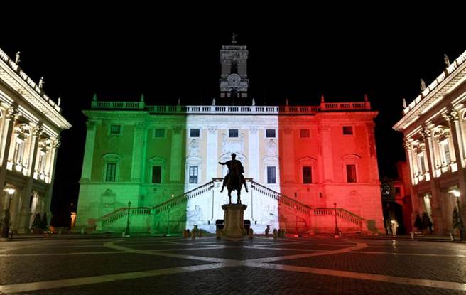 义大利疫情严重是全球第二，死亡率则是全球最高。图为罗马市政厅打上义大利国旗绿白红三色灯光，但街上却空无一人。（图／路透）