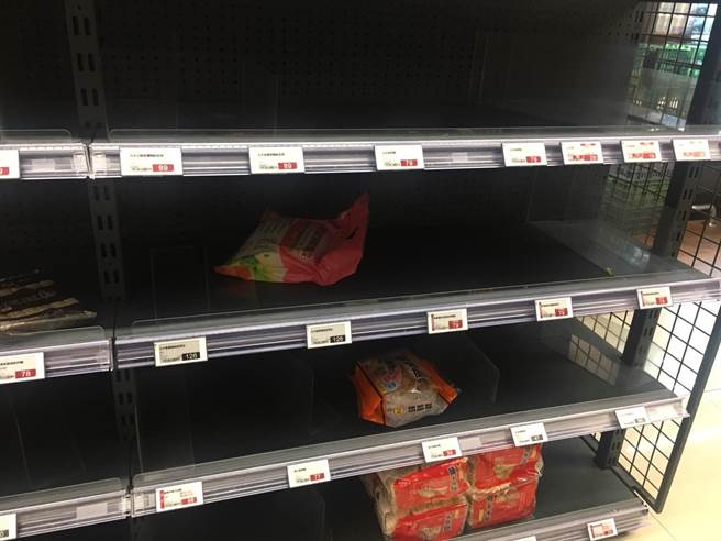 全联文湖店卫生纸、快煮麵条、蔬菜货架几乎被清光。（郭家崴摄）