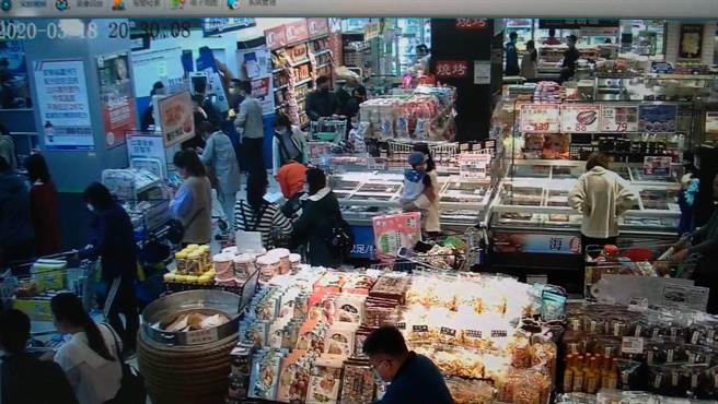 家乐福至今晚10时前仍有不少人抢购民生物资。（家乐福提供）