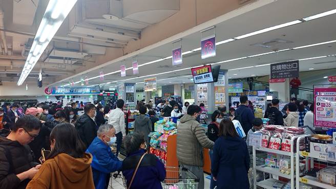网友在各大论坛表示，晚间10点过后，各大卖场突然涌入大批人潮，抢购泡麵、卫生纸和罐头等物资 (图／翻摄自PTT)