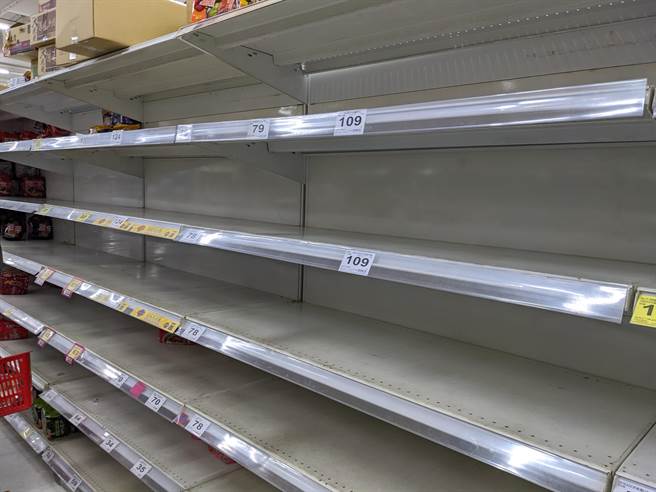 乡民贴出照片，表示泡麵货架全空 (图／翻摄自PTT)