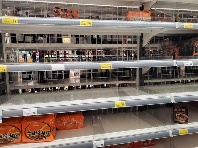 昨日台湾确诊达到百例大关，让全联再现抢购潮。（图／翻摄自PTT）