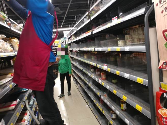 全联惊见抢购潮，网友推测是因确诊破百例，引起恐慌。（图／翻摄自PTT）