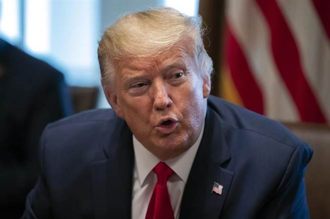 在新冠肺炎疫情衝击下，美国总统川普18日签署了参议院通过的1000亿美元（约3兆台币）紧急纾困案。（美联社）