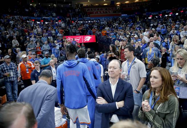 雷霆12日与爵士赛前突然宣布延赛，从照片当中可以看出现场球迷都没戴口罩。(美联社)