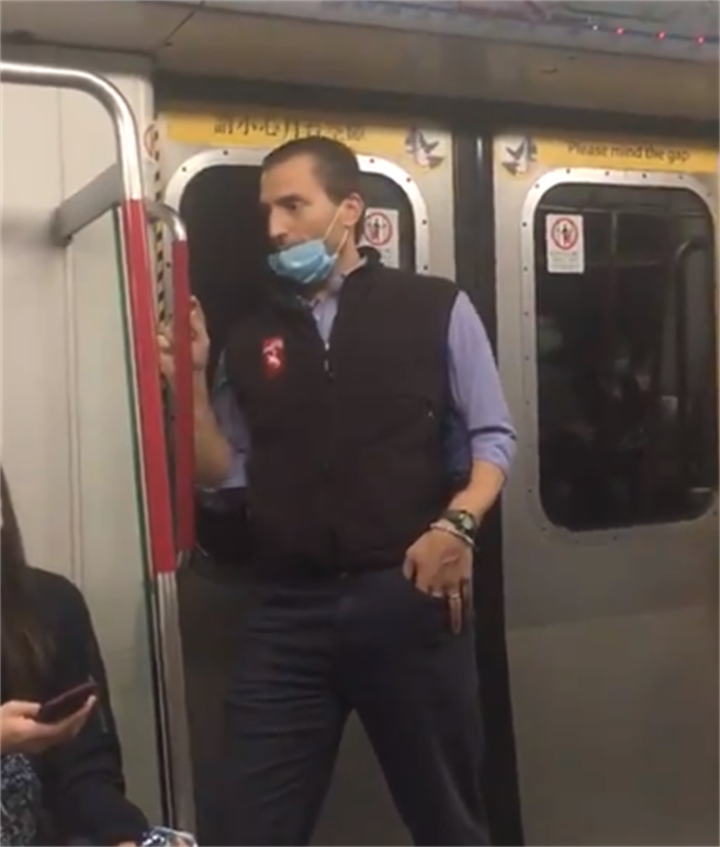 洋男故意手抹上口水，再涂在扶水上。（图／翻摄自推特）