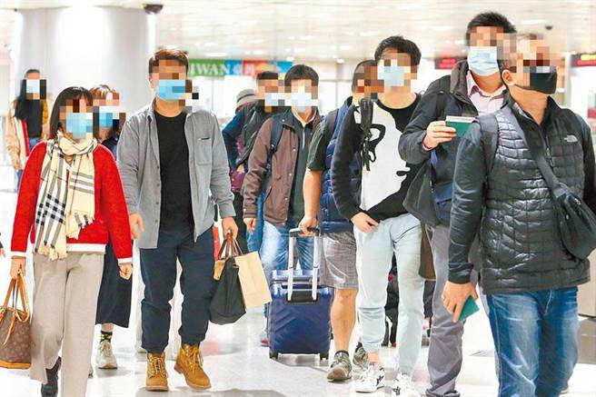 案54遭爆欺瞒公司要国内旅游，却是飞去日本爽玩，返台后确诊害惨公司，也遭网友公干。图为1月中旬，桃园机场入境旅客几乎都已经戴上口罩。（示意图／本报资料照、陈麒全摄）