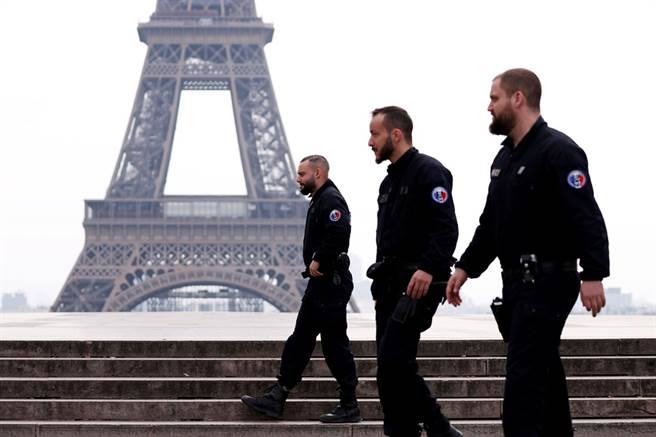 为防堵新冠肺炎疫情扩散，法国自17日正午起全面实施封城，不过第一天过去，仍有超过4,000人违规出门。图为执法单位在街上巡逻的画面。（图／路透社）