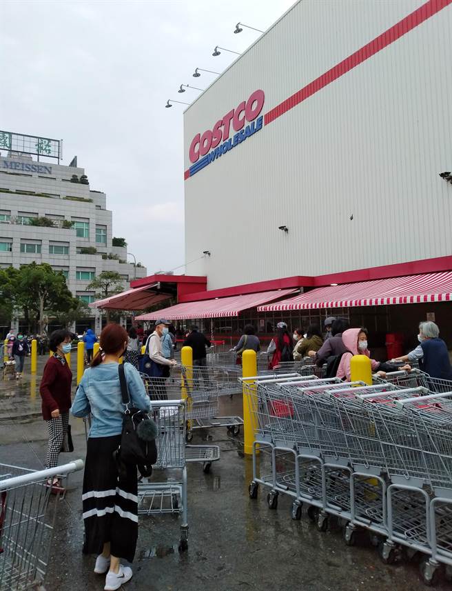 新冠肺炎疫情扩大，台湾连3天确诊数暴增，已达百例，引发民眾恐慌购物潮。（刘宗龙摄）