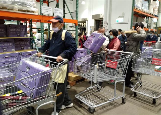 许多民眾19日一早就到好市多内湖店买卫生纸等物资。（读者提供）