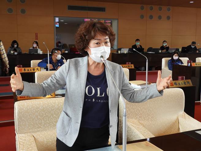 台中市议员李丽华今天针对台中市政府都发局长黄文彬儿子从国外返国，质疑是否会沦为市议会防疫的破口？（陈世宗摄）