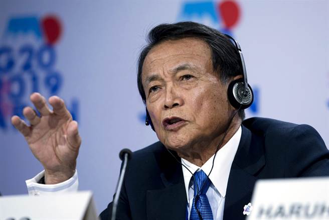 新冠肺炎疫情恐衝击东京奥运，日本副首相麻生太郎18日公开表示，东奥被诅咒了，因为每40年就会出现问题。（资料照／美联社）