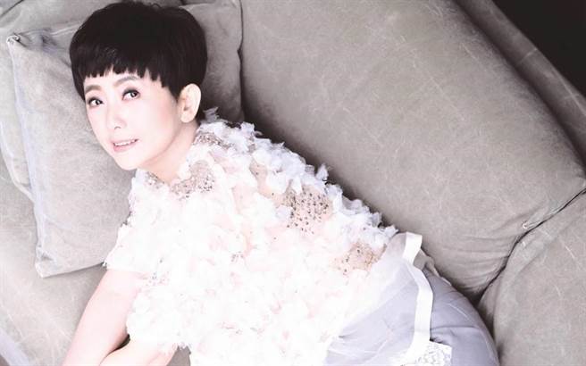 周思洁突被道上兄弟巴头 神反应对方秒拍谢(图/傻傻的花/时报出版提供）