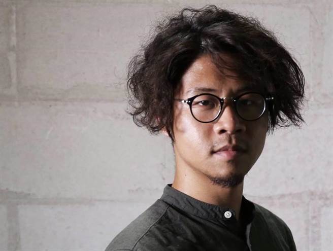 卫福部长陈时中的设计师儿子陈彦安日前替Wecare高雄绘制一款「洗手罢韩」T恤。（取自陈彦安脸书／袁庭尧高雄传真）