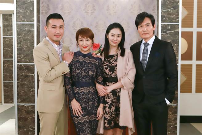 傅子純、李珞晴、張郁婕、霍正奇在《多情城市》飾演一家人。（民視提供）