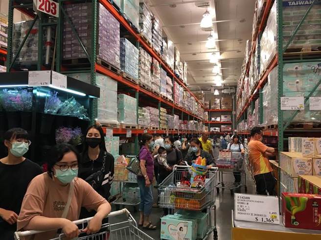 嘉义好市多今天人潮比平时上班日来得多。（廖素慧摄）