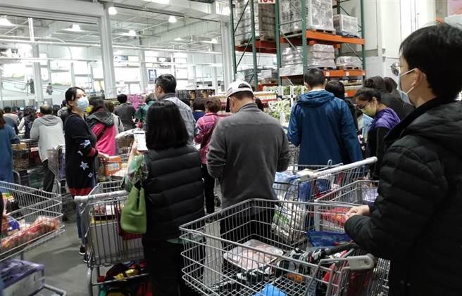 图为结帐的长长人龙。（读者提供）