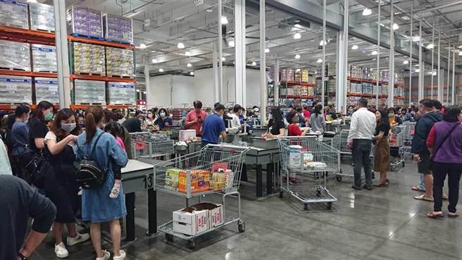 知名美式大卖场生鲜商品被恐慌民眾迅速抢购，业者来不及补货。（程炳璋摄）