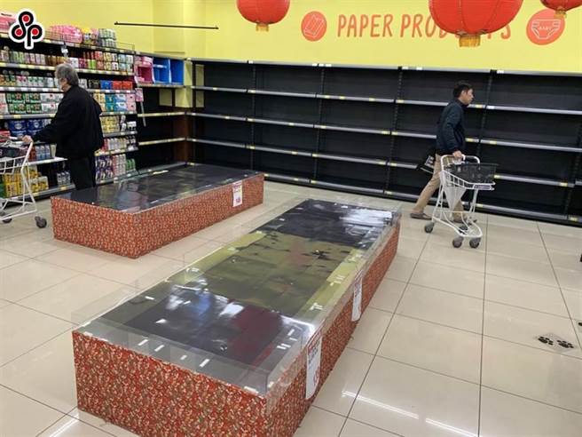 针对国内卖场涌现抢购人潮情形，为维护国内民生物资相关产品市场之交易秩序，严防业者于防疫期间趁机联合哄抬价格等违法情事，公平会派人至卖场查察。（报系资料照）
