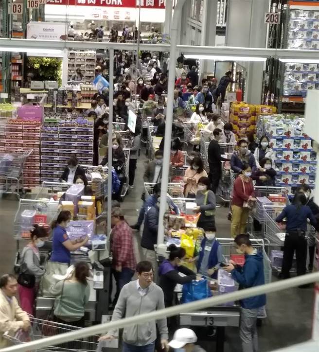 好市多内湖店一下涌入眾多人潮让结帐柜台前，排队人潮已经排到最里面的生鲜区。（读者提供）
