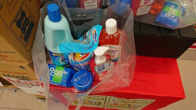 原PO看了笑说，「我笑了，手喷酒精喷到破皮时，记得抹上乳液」。（图／摘自自我爱全联-好物老实説FB）