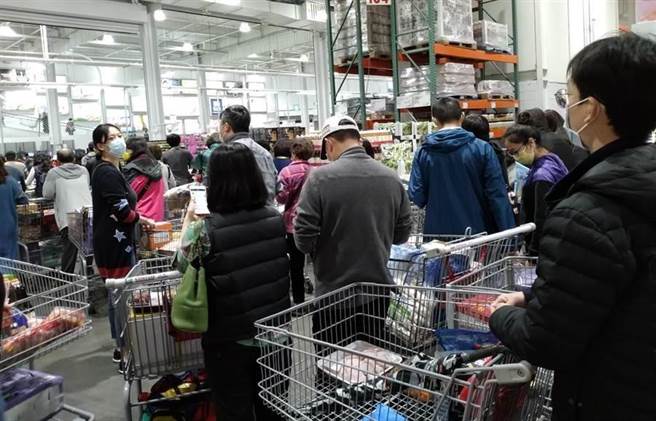 防疫全民疯抢购 医师：卖场人挤人不是群聚吗？（程炳璋摄）