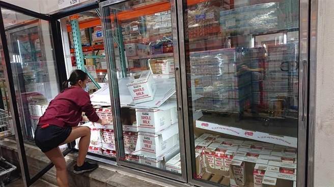 防疫全民疯抢购知名美式大卖场生鲜商品被恐慌民眾迅速抢购，业者来不及补货。（程炳璋摄） 