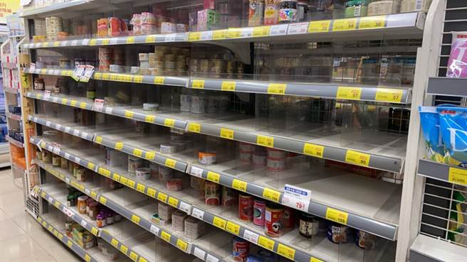 台湾新冠肺炎确诊暴增，也吹起囤货潮，不少卖场货架被恐慌的民眾一扫而空，有主妇则留言暴露自己囤货的原因 (图／翻摄自我爱全联-好物老实説)