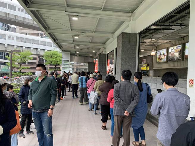 台湾一日之间确诊数达百，这让全台民眾都慌了。从昨日晚间开始各大知名卖场陆续涌入人潮，民眾疯狂囤货。（摘自PTT）