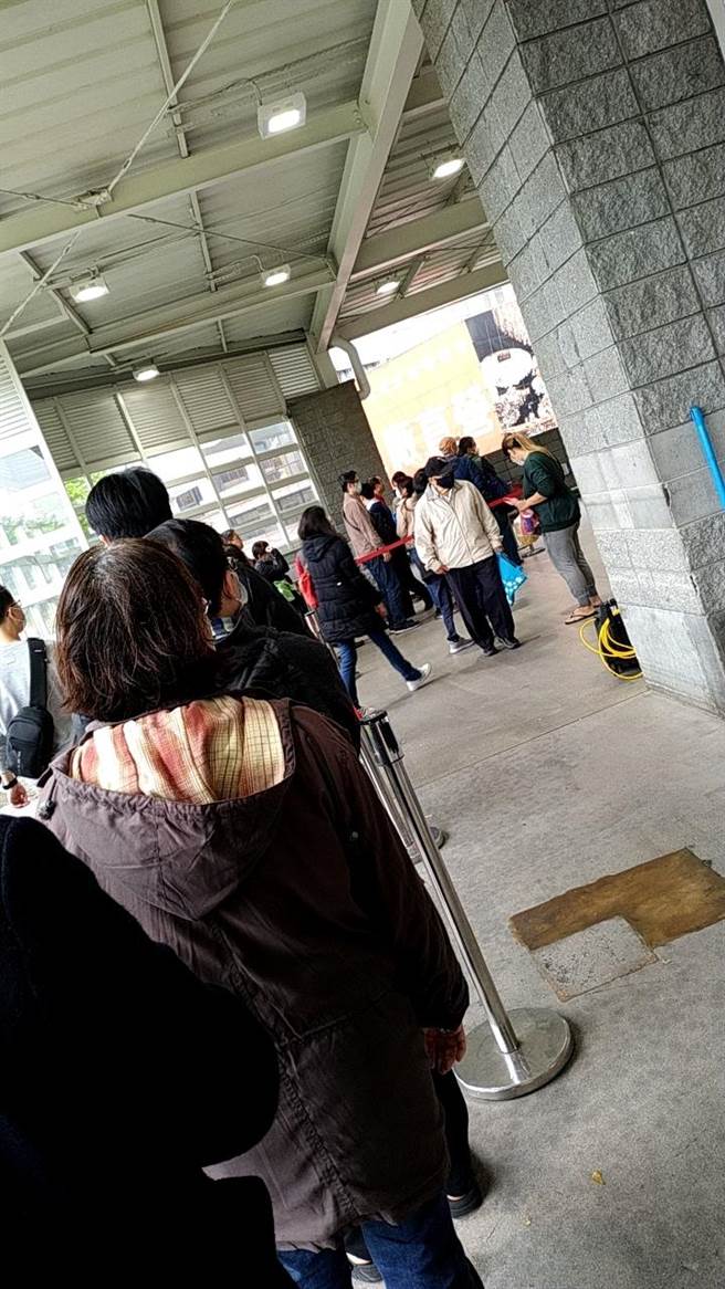 台湾一日之间确诊数达百，这让全台民眾都慌了。从昨日晚间开始各大知名卖场陆续涌入人潮，民眾疯狂囤货。（摘自PTT）