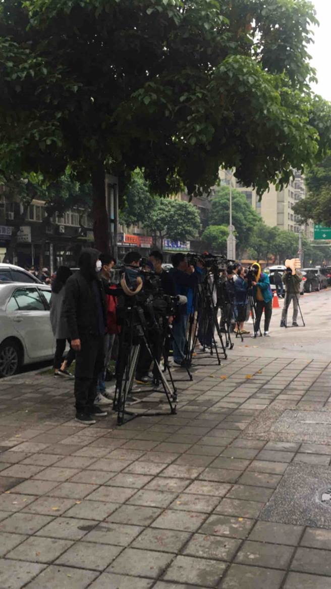 原PO表示，自有学生确诊以来，每天都要面对媒体大阵仗守候 (图／翻摄自Meteor)