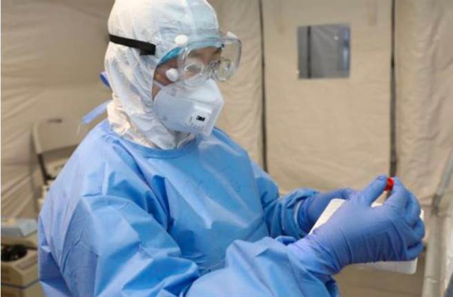 中国大陆军事科学院军事医学研究院院士陈薇研制疫苗的画面。（央视）