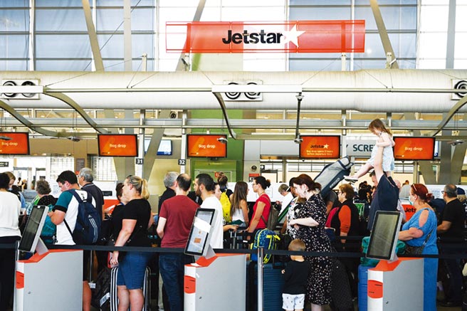 澳洲新冠肺炎爆发后，澳洲当局前所未见地将全球旅游警戒升至最高等级第4级，并首度禁止公民旅行海外。图为旅客在机场排队等候。（路透）