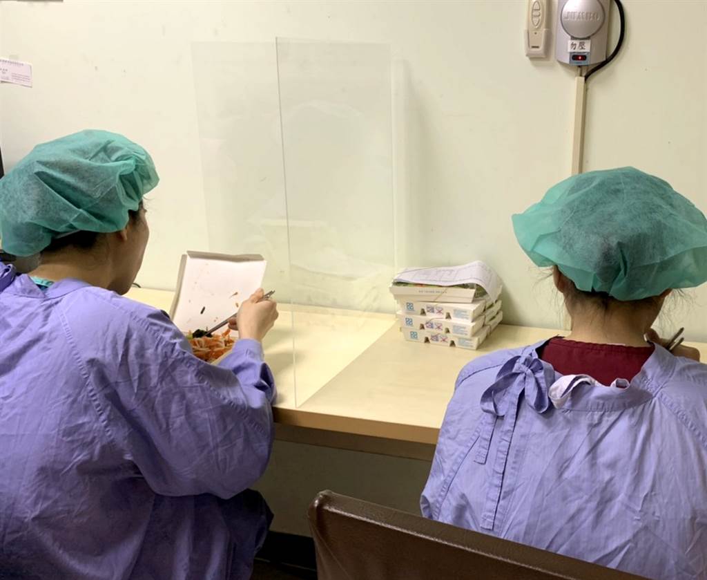 新竹國泰醫院近日為醫護職員客製化「防護L型透明板」，避免用餐時的口沫、食物飛濺。（新竹國泰醫院提供／陳育賢新竹傳真）