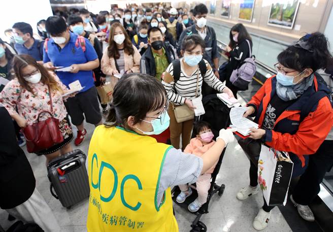 返台遭谩骂 美留学生痛诉：很抱歉但我要回家。图为疫情期间，入境前排队查验健康声明书。（中时资料照 范扬光摄）
