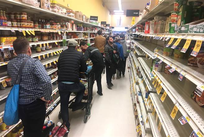 由于新冠肺炎疫情蔓延，加州旧金山民眾在超市大排长龙，将货架上的商品抢购一空。（达志图库/TGP）