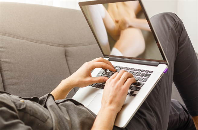 尪嗨载「有码」A片 妻一看傻爆眼(示意图／达志影像)