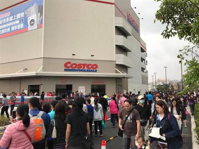 着名美式卖场好市多新庄店开幕，周边涌现人流车潮。（图/本报资料照，陈心瑜摄）