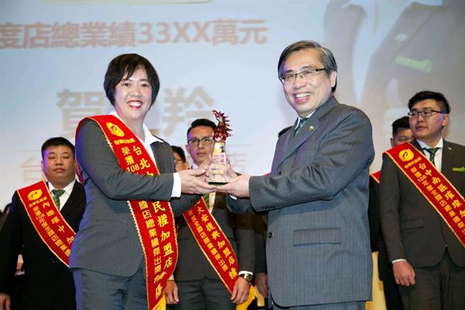 贺之羚店东(图左)创业有巢氏房屋台北中山民权加盟店，多年深耕台北市一级战区，2019年获颁「全国店总业绩杰出奖第13名」。