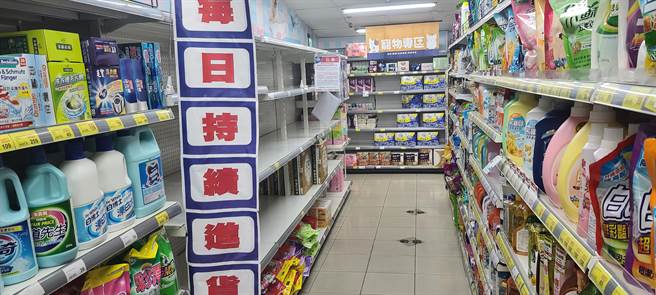 卫生纸遭抢购一空。（杨汉声摄）