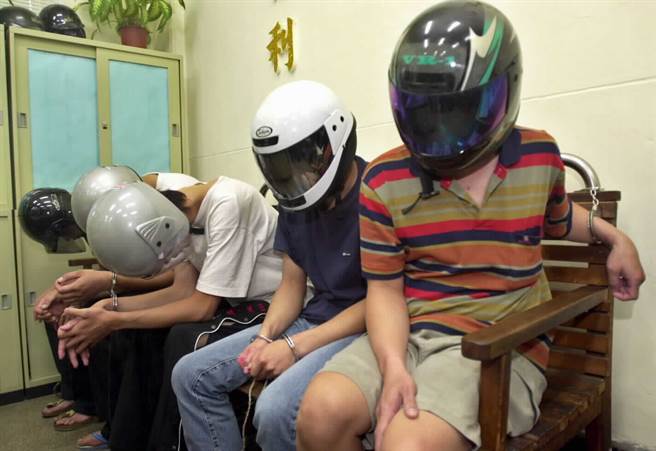 大同分局破偽钞集团案,逮捕四海帮外围分子韦自君、等五人,起出三十余万元的新版千元、五百元及旧版千元偽钞。(中时资料库)