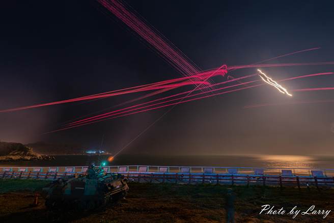 陸軍北高守備大隊19日晚間在坂里海域舉辦2020年第1季萬平操演實彈射擊，展現國軍平時訓練成果。（北竿06聚點民宿提供）