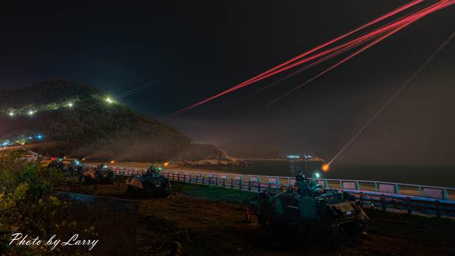 陸軍北高守備大隊19日晚間在坂里海域舉辦2020年第1季萬平操演實彈射擊，展現國軍平時訓練成果。（北竿06聚點民宿提供）