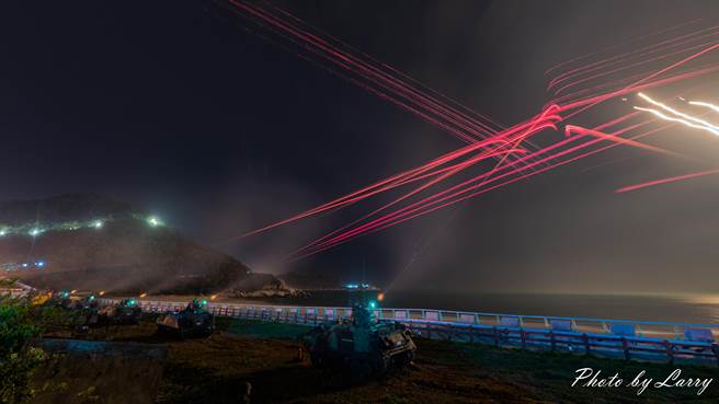 陸軍北高守備大隊19日晚間在坂里海域舉辦2020年第1季萬平操演實彈射擊，展現國軍平時訓練成果。（北竿06聚點民宿提供）