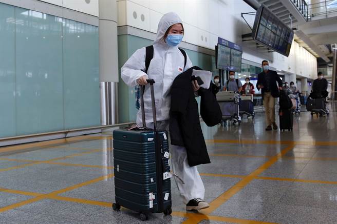 香港近日输入型新冠确诊病例大增，其中新增的病患绝大部分是国外返港人士及他们的紧密接触者，包括留学生与由欧美地区返港旅客。（图／路透）