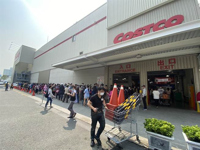 苏贞昌逆时中喊话民眾「尽量买」，20日全台各大卖场一早就涌入大批人潮 (图／读者提供)