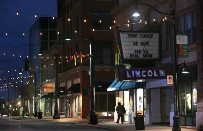 自美国加州与纽约州宣布最大程度减少出门的「禁足令」后，康乃狄克州与伊利诺州与也先后宣布加入禁足令行列，全美已有4州政府呼吁民眾不要出门。图为位于伊利诺州的贝尔维尔市街道已空无一人。（美联社）