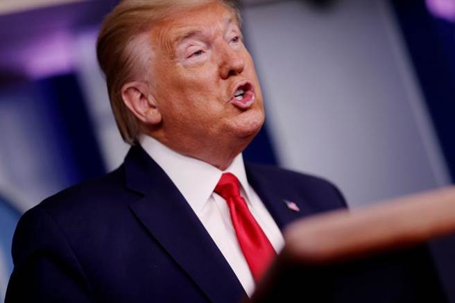 美媒指出，川普此举除了回击「美军带入疫情进武汉」一说之外，也可能是藉由转移焦点，掩饰其危机处理失当，其实是他一向卸责手段。（路透社）