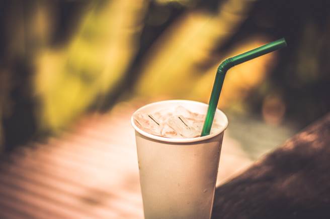 学弟帮买饮料 回来提一袋他大傻眼(示意图／达志影像)